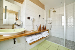 La Bastidie-salle de bain Chambre D'Adéle-001